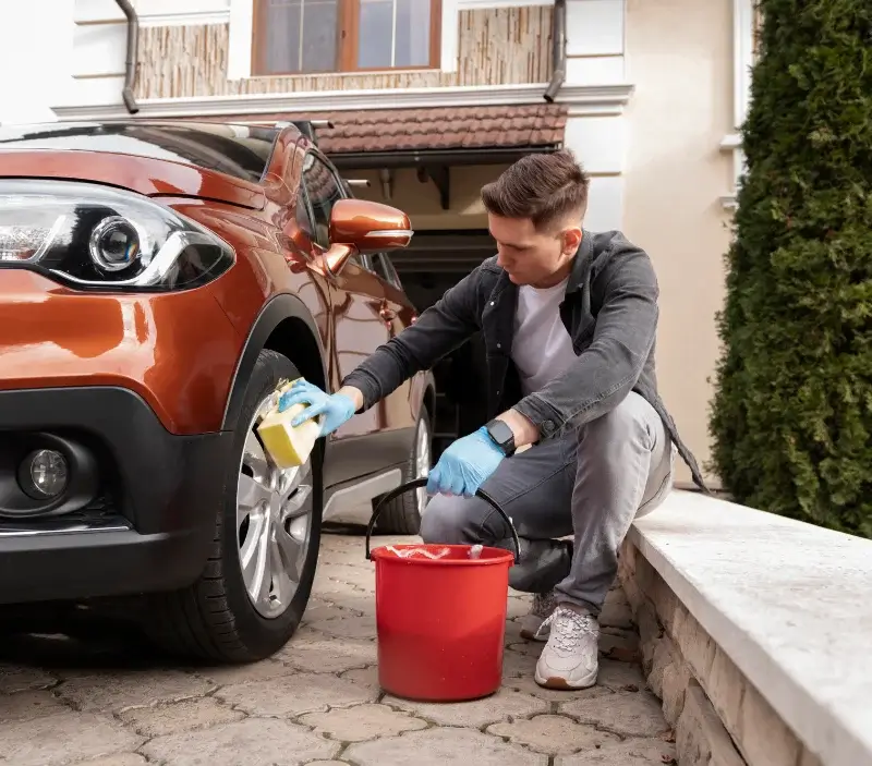 Lavage auto à domicile Ibos : professionnel intervenant sur un véhicule